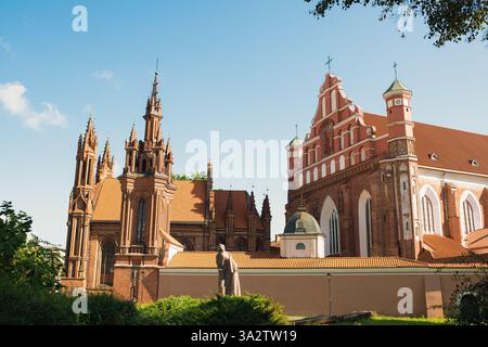 Église Sainte-Anne à gauche et église François-et-Bernard à droite dans la vieille ville de Vilnius Banque D'Images