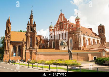 Église Sainte-Anne à gauche et église François-et-Bernard à droite dans la vieille ville de Vilnius Banque D'Images