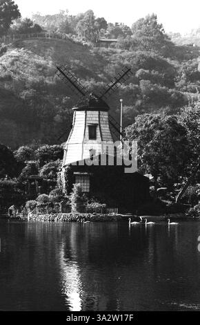 Pacific Palisades, Californie, États-Unis, approx. 1988. Vue sur le lac Shrine avec l'emblématique chapelle du moulin à vent, reproduction d'un moulin à vent hollandais du XVIe siècle. Banque D'Images