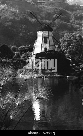 Pacific Palisades, Californie, États-Unis, approx. 1988. Vue sur le lac Shrine avec l'emblématique chapelle du moulin à vent, reproduction d'un moulin à vent hollandais du XVIe siècle. Banque D'Images