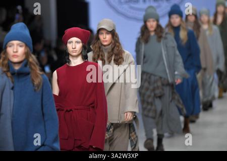 Moscou, Russie. 13 mars 2025. Les mannequins présentent leurs créations lors de la Moscow Fashion week à Moscou, Russie, le 13 mars 2025. L'événement se tient ici du 13 au 18 mars. Crédit : Alexander Zemlianichenko Jr/Xinhua/Alamy Live News Banque D'Images