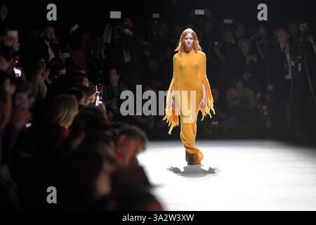 Moscou, Russie. 13 mars 2025. Un mannequin présente une création lors de la Moscow Fashion week à Moscou, Russie, le 13 mars 2025. L'événement se tient ici du 13 au 18 mars. Crédit : Alexander Zemlianichenko Jr/Xinhua/Alamy Live News Banque D'Images