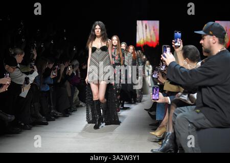 Moscou, Russie. 13 mars 2025. Les mannequins présentent leurs créations lors de la Moscow Fashion week à Moscou, Russie, le 13 mars 2025. L'événement se tient ici du 13 au 18 mars. Crédit : Alexander Zemlianichenko Jr/Xinhua/Alamy Live News Banque D'Images
