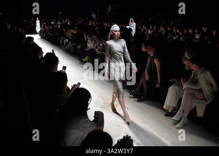 Moscou, Russie. 13 mars 2025. Un mannequin présente une création lors de la Moscow Fashion week à Moscou, Russie, le 13 mars 2025. L'événement se tient ici du 13 au 18 mars. Crédit : Alexander Zemlianichenko Jr/Xinhua/Alamy Live News Banque D'Images