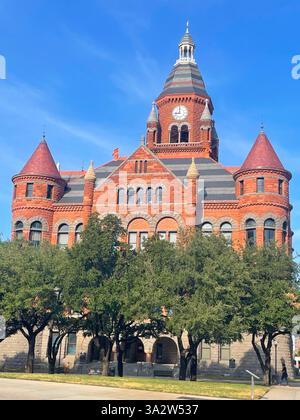 Le Old Red Museum, un palais de justice Renaissance romane saisissant à Dallas, Texas, sous un ciel bleu clair. Banque D'Images
