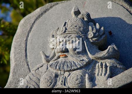 Comté de Gurye, Corée du Sud - 3 octobre 2021 : gros plan détaillé d'une statue de gardien à l'Hermitage de Saseongam, finement sculptée dans la pierre. Le féroce Banque D'Images