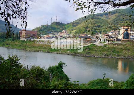 Comté de Gurye, Corée du Sud - 3 octobre 2021 : une vue panoramique du village de Yalu le long de la rivière Seomjin, avec des collines, des maisons traditionnelles et une structure moderne Banque D'Images