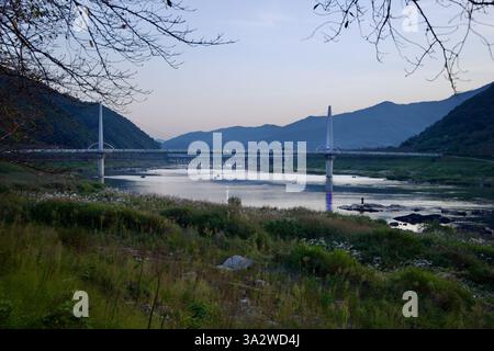 Comté de Gurye, Corée du Sud - 3 octobre 2021 : Toad Bridge s'étend sur la rivière Seomjin au crépuscule, illuminé par la douce lumière du soir. Ce piéton Banque D'Images