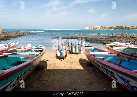 Dakar, Sénégal – vue sur la plage du petit Ngor, point de départ des bateaux pour l’île de Ngor, une petite île au large des côtes sénégalaises près de Dakar. Banque D'Images