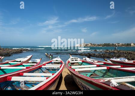 Dakar, Sénégal – vue sur la plage du petit Ngor, point de départ des bateaux pour l’île de Ngor, une petite île au large des côtes sénégalaises près de Dakar. Banque D'Images
