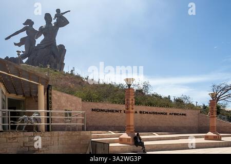 Dakar, Sénégal – vue du Monument de la Renaissance africaine, une statue de bronze de 52 m au sommet des collines des Mamelles, à la périphérie de la ville. Banque D'Images