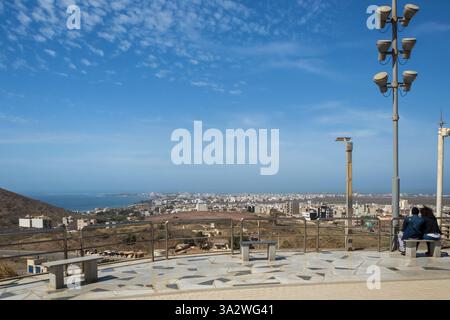 Dakar, Sénégal – paysage urbain des collines des Mamelles, qui abrite le Monument de la Renaissance africaine, offrant une vue panoramique sur la capitale. Banque D'Images