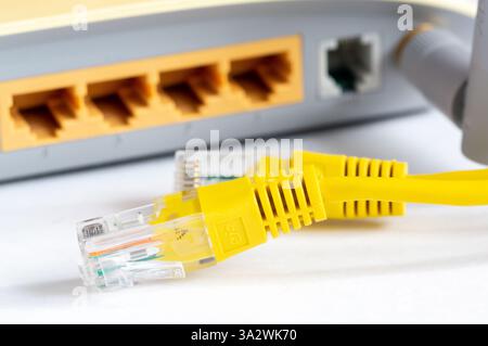 Vue rapprochée des connecteurs de commutateur de réseau LAN avec câbles Ethernet connectés. Isolé sur fond blanc. Banque D'Images