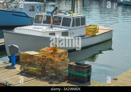 Bateaux de pêche et casiers à homard au quai dans le port de Gloucester, un petit village de pêcheurs dans le Massachusetts sur Cape Ann, États-Unis Banque D'Images