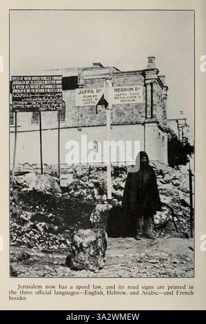 Jérusalem a maintenant une loi sur la vitesse, et ses panneaux de signalisation routière sont imprimés dans les trois langues officielles — anglais, hébreu et arabe — et en français, outre ' The Holy Land and Syria ' de Carpenter, Frank G. (Frank George), 1855-1924 publié Garden City, N. Y., Doubleday, page & Company 1922 Banque D'Images