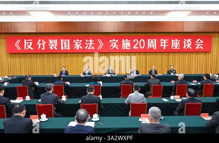 Pékin, Chine. 14 mars 2025. Zhao Leji, membre du Comité permanent du Bureau politique du Comité central du Parti communiste chinois et président du Comité permanent du Congrès populaire national, s'adresse à un symposium marquant le 20e anniversaire de l'application de la loi anti-sécession à Beijing, capitale de la Chine, le 14 mars 2025. Crédit : Zhang Ling/Xinhua/Alamy Live News Banque D'Images