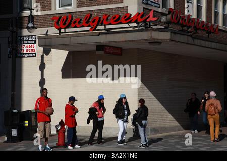 Les adolescents s'attardent devant un magasin Walgreens dans le centre-ville de Madison, Wisconsin, États-Unis Banque D'Images