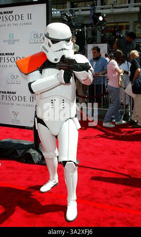 12 mai 2002 - Los Angeles, Californie - Star Wars Episode II L'ATTAQUE DES CLONES.LOS ANGELES PREMIERE AU BÉNÉFICE DU FONDS EST GRATUITE ., TENUE AU GRAUMAN'S CHINESE THEATRE..STORMTROOPERS. 5-12-2002 FITZROY BARRETT / K24997FB (D)(Image Crédit : © Globe Photos/ZUMAPRESS.com) Banque D'Images