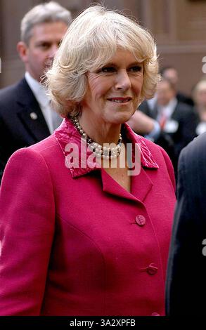 17 septembre 2002 - New York, NEW YORK - LE PRINCE CHARLES ET CAMILLA ( SAR LE PRINCE DE GALLES ET SON ALTESSE ROYALE LA duchesse de Cornouailles ) CONSACRER PIERRE POUR BRITISH MEMORIAL GARDEN À HANOVER SQUARE LE 1 NOVEMBRE 2005 À NEW YORK New York, NEW YORK ANDREA RENAULT, K45747WTO AR.Camilla Parker Bowles(Image Crédit : © Globe Photos/ZUMAPRESS.com) Banque D'Images