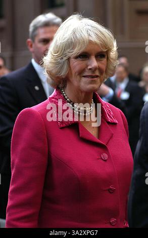 17 septembre 2002 - New York, NEW YORK - LE PRINCE CHARLES ET CAMILLA ( SAR LE PRINCE DE GALLES ET SON ALTESSE ROYALE LA duchesse de Cornouailles ) CONSACRER PIERRE POUR BRITISH MEMORIAL GARDEN À HANOVER SQUARE LE 1 NOVEMBRE 2005 À NEW YORK New York, NEW YORK ANDREA RENAULT, K45747WTO AR.Camilla Parker Bowles(Image Crédit : © Globe Photos/ZUMAPRESS.com) Banque D'Images