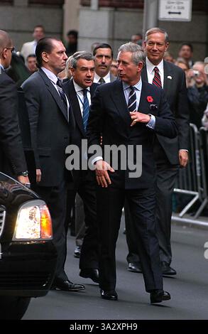17 septembre 2002 - New York, NEW YORK - LE PRINCE CHARLES ET CAMILLA ( SAR LE PRINCE DE GALLES ET SON ALTESSE ROYALE LA duchesse de Cornouailles ) CONSACRER PIERRE POUR BRITISH MEMORIAL GARDEN À HANOVER SQUARE LE 1 NOVEMBRE 2005 À NEW YORK New York, NEW YORK ANDREA RENAULT, K45747WTO AR.LE PRINCE CHARLES(Image Crédit : © Globe Photos/ZUMAPRESS.com) Banque D'Images