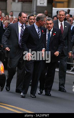 17 septembre 2002 - New York, NEW YORK - LE PRINCE CHARLES ET CAMILLA ( SAR LE PRINCE DE GALLES ET SON ALTESSE ROYALE LA duchesse de Cornouailles ) CONSACRER PIERRE POUR BRITISH MEMORIAL GARDEN À HANOVER SQUARE LE 1 NOVEMBRE 2005 À NEW YORK New York, NEW YORK ANDREA RENAULT, K45747WTO AR.LE PRINCE CHARLES.GEORGE PATAKI(Image Crédit : © Globe Photos/ZUMAPRESS.com) Banque D'Images