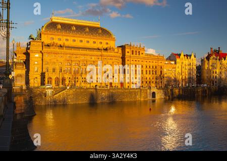 Vue depuis le pont de la Légion sur le Théâtre National au coucher du soleil Banque D'Images