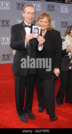 2 MARS 2003 - HOLLYWOOD, CALIFORNIE, ÉTATS-UNIS - K29312FB.TV LAND AWARDS - ARRIVÉES. HOLLYWOOD PALLADIUM, HOLLYWOOD, CA.03/02/2003. FITZROY BARRETT / 2003.BERNIE KOPELL ET SON ÉPOUSE(crédit image : © Globe photos/ZUMAPRESS.com) Banque D'Images