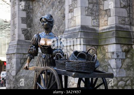 Dublin, Irlande - 6 mars 2025 - sculpture de Molly Malone avec Barrow Banque D'Images