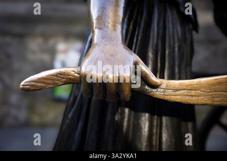 Dublin, Irlande - 6 mars 2025 - sculpture de Molly Malone avec Barrow Banque D'Images