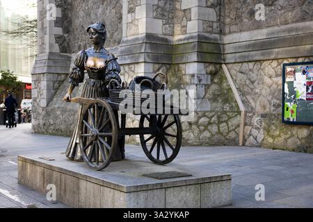 Dublin, Irlande - 6 mars 2025 - sculpture de Molly Malone avec Barrow Banque D'Images