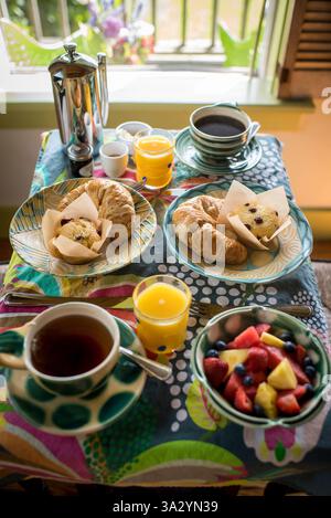 Petit déjeuner confortable avec pâtisseries fraîches et café Banque D'Images