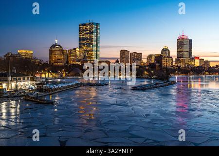 Boston, Massachusetts - 14 février 2025 - la ligne d'horizon de la ville de Boston avec ses gratte-ciel vus du pont Longfellow au-dessus de l'eau gelée de Charles rive Banque D'Images