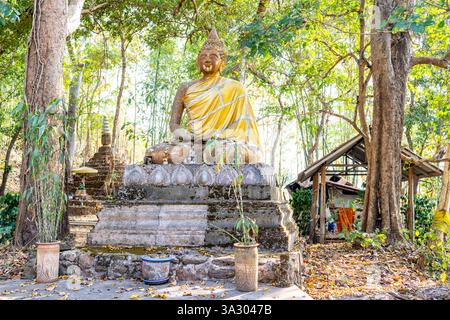 Situé sous une canopée d'arbres, monuments religieux sont dispersés, dans les collines, utilisés par les villageois locaux, parmi le paysage de forêt tropicale. Banque D'Images