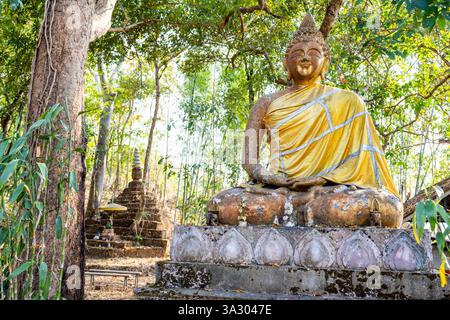 Situé sous une canopée d'arbres, monuments religieux sont dispersés, dans les collines, utilisés par les villageois locaux, parmi le paysage de forêt tropicale. Banque D'Images