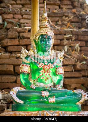 Situé sous une canopée d'arbres, monuments religieux sont dispersés, dans les collines, utilisés par les villageois locaux, parmi le paysage de forêt tropicale. Banque D'Images