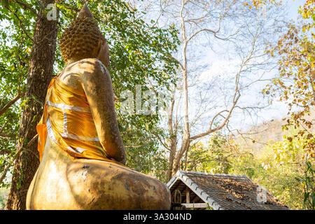 Situé sous une canopée d'arbres, monuments religieux sont dispersés, dans les collines, utilisés par les villageois locaux, parmi le paysage de forêt tropicale. Banque D'Images
