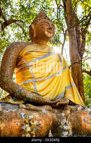 Situé sous une canopée d'arbres, monuments religieux sont dispersés, dans les collines, utilisés par les villageois locaux, parmi le paysage de forêt tropicale. Banque D'Images
