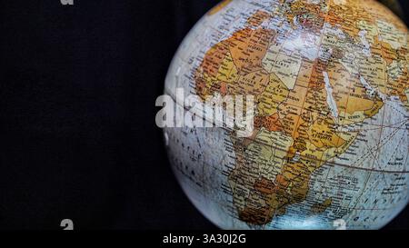Table World Globe modèle en bleu et marron isolé sur fond noir continent Afrique. Banque D'Images