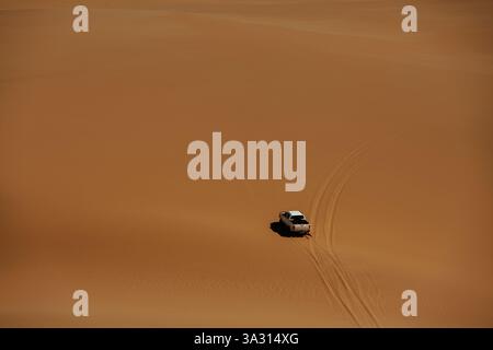 Rouler à l'extérieur. Voiture dans les déserts d'Afrique, Namibie. Banque D'Images