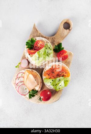 Set gâteaux de riz, sandwichs avec légumes frais, saumon, jambon, protéines. Des collations diététiques saines, à faible teneur en calories. Copier l'espace. Banque D'Images