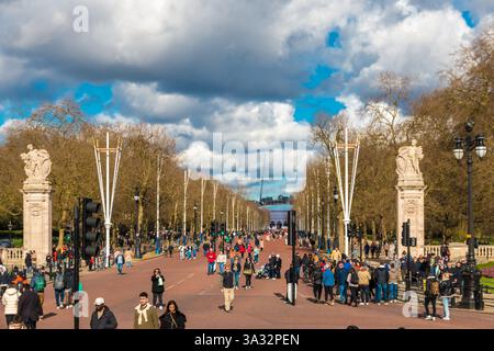 Superbe vue sur la route cérémonielle et la route appelée le Mall dans la ville de Westminster, centre de Londres, vu du Victoria Memorial vers le... Banque D'Images