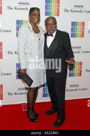 Dec. 7, 2013 - Washington, District of Columbia, États-Unis d'Amérique - Ursula Burns, Présidente et PDG de Xerox, et Lloyd Bean arrivent pour le dîner officiel de l'artiste honorant les récipiendaires du Kennedy Center Honors 2013 organisé par le secrétaire d'État des États-Unis John F. Kerry au Département d'État des États-Unis à Washington, DC, le samedi 7 décembre 2013. Les lauréats de 2013 sont : la chanteuse d'opéra Martina Arroyo ; le pianiste, claviériste, chef d'orchestre et compositeur Herbie Hancock ; le pianiste, chanteur et compositeur Billy Joel ; l'actrice Shirley MacLaine ; et le musicien et compositeur Carlos Santana..crédit : R Banque D'Images