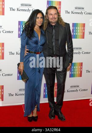Dec. 7, 2013 - Washington, District of Columbia, États-Unis d'Amérique - Fher Olvera et Monica Noguera Flores arrivent pour le dîner officiel de l'artiste en l'honneur des récipiendaires des prix du Kennedy Center Honors 2013 organisé par le secrétaire d'État des États-Unis John F. Kerry au Département d'État américain à Washington, DC, le samedi 7 décembre 2013. Les lauréats de 2013 sont : la chanteuse d'opéra Martina Arroyo ; le pianiste, claviériste, chef d'orchestre et compositeur Herbie Hancock ; le pianiste, chanteur et compositeur Billy Joel ; l'actrice Shirley MacLaine ; et le musicien et compositeur Carlos Santana..crédit : Ron Sachs / CN Banque D'Images