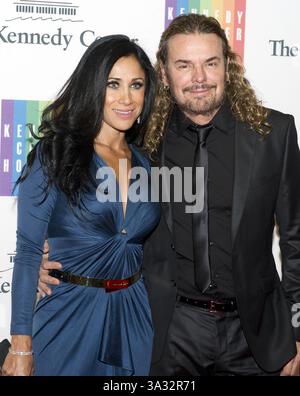Dec. 7, 2013 - Washington, District of Columbia, États-Unis d'Amérique - Fher Olvera et Monica Noguera Flores arrivent pour le dîner officiel de l'artiste en l'honneur des récipiendaires des prix du Kennedy Center Honors 2013 organisé par le secrétaire d'État des États-Unis John F. Kerry au Département d'État américain à Washington, DC, le samedi 7 décembre 2013. Les lauréats de 2013 sont : la chanteuse d'opéra Martina Arroyo ; le pianiste, claviériste, chef d'orchestre et compositeur Herbie Hancock ; le pianiste, chanteur et compositeur Billy Joel ; l'actrice Shirley MacLaine ; et le musicien et compositeur Carlos Santana..crédit : Ron Sachs / CN Banque D'Images
