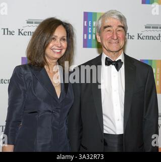 Dec. 7, 2013 - Washington, District of Columbia, États-Unis d'Amérique - Sam Waterston et son épouse Lynn arrivent pour le dîner officiel de l'artiste honorant les récipiendaires des prix du Kennedy Center Honors 2013, organisé par le secrétaire d'État des États-Unis John F. Kerry au Département d'État des États-Unis à Washington, DC, le samedi 7 décembre 2013. Les lauréats de 2013 sont : la chanteuse d'opéra Martina Arroyo ; le pianiste, claviériste, chef d'orchestre et compositeur Herbie Hancock ; le pianiste, chanteur et compositeur Billy Joel ; l'actrice Shirley MacLaine ; et le musicien et compositeur Carlos Santana..crédit : Ron Sachs / CNP (C Banque D'Images