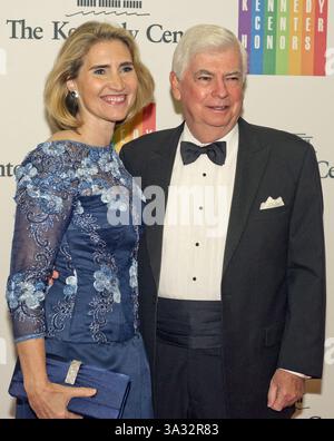 Dec. 7, 2013 - Washington, District of Columbia, États-Unis d'Amérique - ancien sénateur des États-Unis Christopher J. Dodd (démocrate du Connecticut), qui est actuellement président-directeur général de la Motion Picture Association of America, et son épouse, Jackie Clegg, arrivent pour le dîner officiel de l'artiste honorant les récipiendaires des prix du Kennedy Center Honors 2013 organisé par le secrétaire d'État des États-Unis John F. Kerry au département d'État des États-Unis à Washington, DC, le samedi 7 décembre 2013. Les lauréats de 2013 sont : la chanteuse d'opéra Martina Arroyo ; pianiste, claviériste, chef d'orchestre et com Banque D'Images