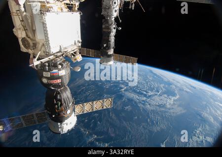 30 mai 2014 - : ..le vaisseau russe Soyouz 39 (au premier plan) et le vaisseau Progress 55, amarré à la Station spatiale internationale, sont représentés dans cette image photographiée par un membre de l'équipage de l'expédition 40 sur la station spatiale...Soyouz et Progress amarrés à la Station spatiale internationale - 30 mai 2014..Une partie bleue et blanche de la noirceur de l'espace fournissent la toile de fond de la scène. (Crédit image : © NASA/ZUMA Wire) Banque D'Images