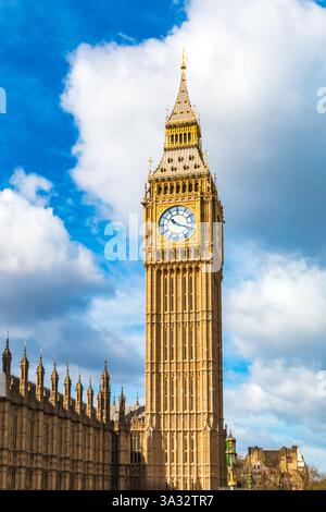 Belle vue rapprochée de la célèbre tour Elizabeth emblématique, communément connue sous le surnom de 'Big Ben', lors d'une journée ensoleillée avec un ciel bleu... Banque D'Images