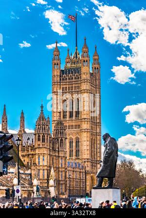 Belle vue sur la célèbre Tour Victoria, la plus grande et la plus haute tour du Palais de Westminster, et la statue de bronze de Winston Churchill... Banque D'Images
